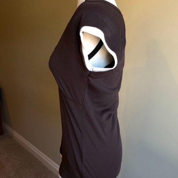 Reitmans cap sleeved brown top shirt with white peeking out of sleeve & bodice - Picture 5 of 11